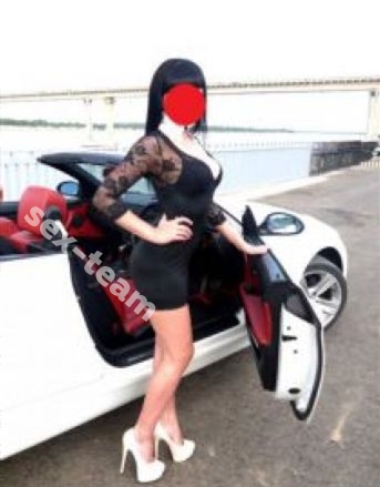 Брюнеточка