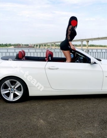 Брюнеточка