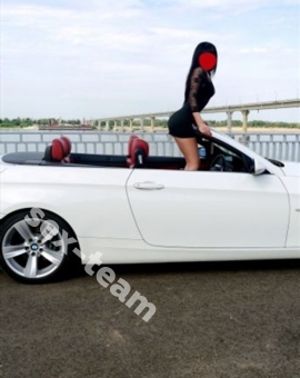 Брюнеточка