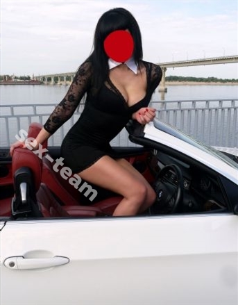 Брюнеточка