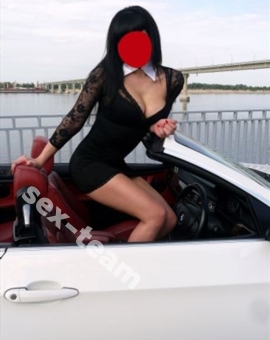 Брюнеточка