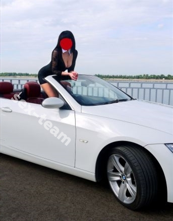 Брюнеточка