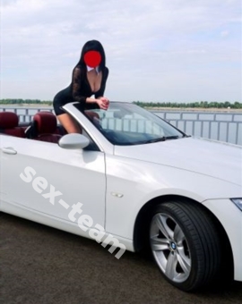 Брюнеточка