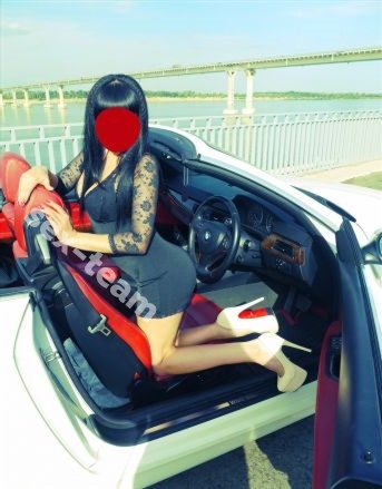 Брюнеточка